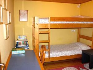 ein Schlafzimmer mit zwei Etagenbetten und einem Tisch in der Unterkunft Glammseehaus Ulla Comfortable holiday residence in Warin
