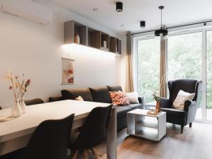HÜSLE by UNIQUE PLACES في بلودينز: غرفة معيشة مع طاولة وأريكة