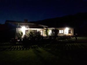 ein nachts beleuchtetes Haus mit Licht in der Unterkunft Holiday apartment Maurer Apartment Laber in Oberammergau