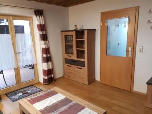 - un salon avec une armoire et une porte dans l'établissement Holiday apartment Maurer Apartment Laber, à Oberammergau