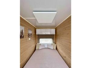 een kleine kamer met houten wanden en een plafond bij Ahoy Masal Modern retreat in Lübeck