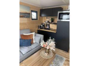 een woonkamer met een bank en een keuken bij Ahoy Masal Modern retreat in Lübeck