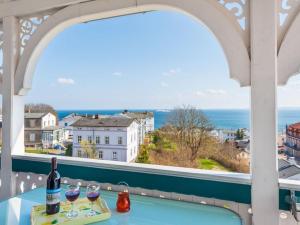 een balkon met uitzicht en 2 glazen wijn bij Sea View 3 - Villa Bella Vista in Sassnitz
