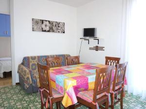 ein Esszimmer mit einem Tisch und einem Sofa in der Unterkunft Property in Porto Santa Margherita VE in Porto Santa Margherita