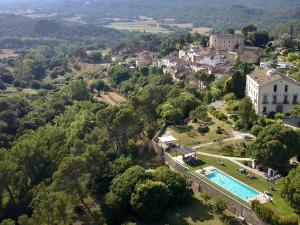 una vista aérea de una localidad con una casa y una piscina en Vilaseca apartment with private terrace, en La Torre de Claramunt