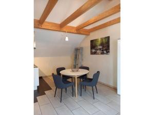 - une salle à manger avec une table et des chaises dans l'établissement Nice apartment in Mossautal, à Mossautal