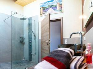 een badkamer met een douche en een glazen douchecabine bij No 2 - Country house Geierstanger in Wallgau