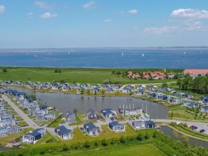 ウェーメルディンゲにあるHoliday Home in Zeeland with Workation Setupの家屋と水の港の空中風景