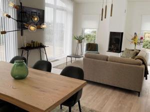 - un salon avec un canapé et une table dans l'établissement Beautiful chalet with office, in Zeeland, à Wemeldinge
