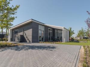 ウェーメルディンゲにあるHoliday Home in Zeeland with Workation Setupの家の前にレンガの私道がある家 +7枚の写真