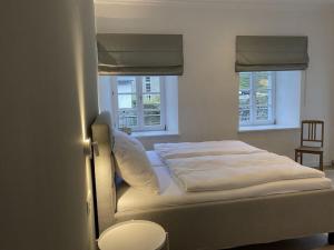 Cama en habitación con 2 ventanas en Weberwinkel Modern retreat en Monschau