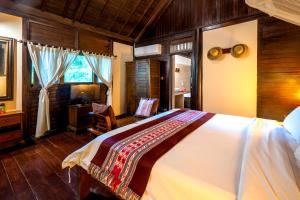 Giường trong phòng chung tại Samawa Seaside Resort +55 ảnh