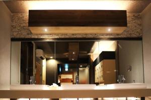 a bathroom with a large mirror and a sink at MolinHotels702 アクティビティを満喫できる札幌定山渓 天然温泉付-1L2Room K-Bed1&W-beds3 8persons in Jozankei