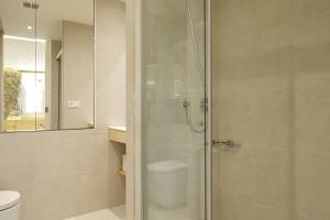 łazienka z przeszklonym prysznicem i toaletą w obiekcie Santa Maria by FeelFree Rentals w mieście San Sebastián +12 zdjęć