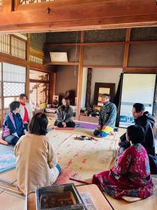 a group of people sitting on the floor in a room at 竜野園藝 in Kamimashiki
