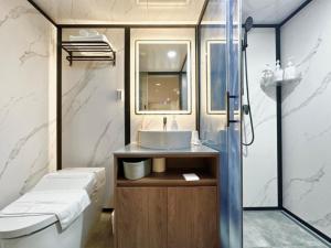 un baño con lavabo y ducha en Lang Hotel Ueno 朝食付 #上野駅徒歩9分 #秋葉原浅草羽田&成田空港へ便利, en Tokio 37 fotos más