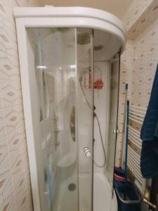 eine Dusche mit Glastür im Bad in der Unterkunft Apartamento Playa Jardín Piragua in Mugardos