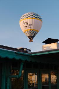 een heteluchtballon die over een gebouw vliegt bij Heybe Hotel & Spa in Goreme