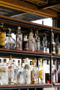 een plank gevuld met veel flessen alcohol bij Heybe Hotel & Spa in Goreme
