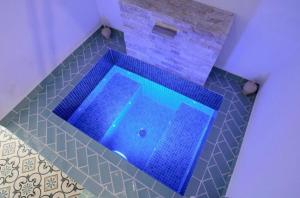 een badkamer met uitzicht over een blauw bad bij La Morería y su jacuzzi in La Puebla de los Infantes