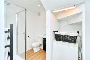 een badkamer met een toilet en een glazen douche bij Akaroa Harbour View - Christchurch Holiday Homes in Akaroa