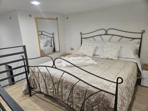 Un pat sau paturi într-o cameră la Casa savoia dream