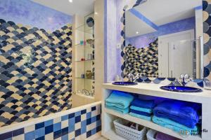 uma casa de banho com 2 lavatórios e um espelho em Amazing Villa in Marbella! em Marbella
