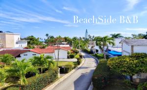 una calle en un barrio residencial con palmeras en BeachSide B&B Hotel, en Arroyo Lucas