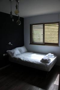 a bed in a room with a window and a bedvisor at קשת בענן in Modi'in-Maccabim-Re'ut