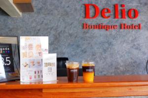 Delio Boutique Hotel في أودون ثاني: كأسين من البيرة يجلسون على طاولة خشبية