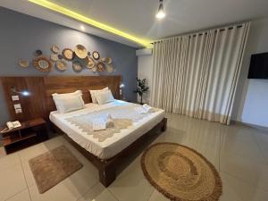 ein Schlafzimmer mit einem großen Bett in einem Zimmer in der Unterkunft ZARA HOTEL in Antananarivo