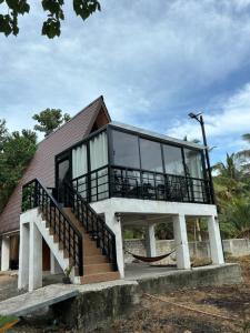 une maison avec un balcon et un escalier dans l'établissement Kembali coast resort A-house style, à Caliclic