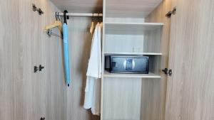 une petite télévision assise sur une étagère dans un placard dans l'établissement Luxury 5star Residence À La Carte HaLong Bay Floor 37, à Hạ Long