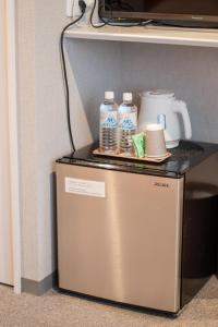 奈良市にあるホテル寧楽の小型冷蔵庫(ボトル入り飲料水付)