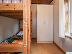 Tempat tidur susun dalam kamar di Holiday home Millinge VII