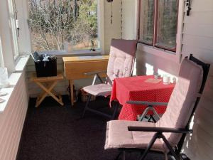 Holiday home Kristinehamn VII في كريستينهامن: شرفة مع طاولة وكرسيين ومكتب