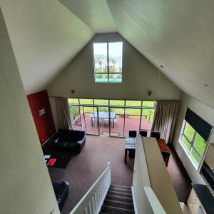 ロトルアにあるKuirau Chalet Villa 3-bedroom Twin Lakeの階段付きのリビングルームのオーバーヘッドビュー