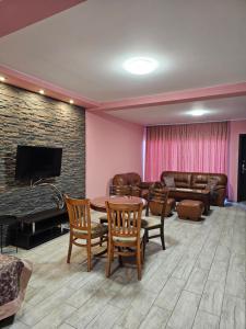 uma sala de estar com um sofá e uma mesa em Апартамент България 41 em Veliko Tarnovo