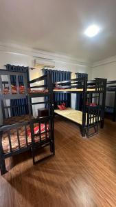 Zimmer mit 3 Etagenbetten in einem Zimmer in der Unterkunft Aspire Homestay in Siem Reap