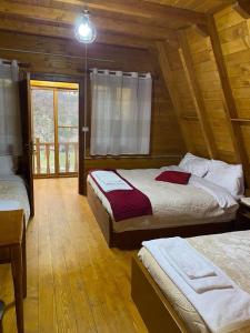 Postel nebo postele na pokoji v ubytování Guesthouse Te Pjerini Selcë-Cem