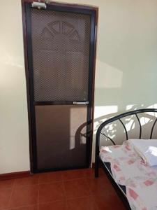 Una puerta a una habitación con una cama en una habitación en Villa Ceferina en Tagbilaran City