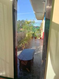 una puerta abierta a un patio con mesa en Villa Ceferina en Tagbilaran City