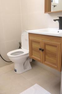 uma casa de banho com um WC e um lavatório em Mountain View Holidays em Colombo