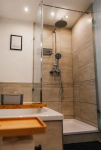 Auszeit am Land في Kemnath: حمام مع دش وحوض استحمام ومغسلة
