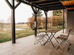 una mesa de picnic y sillas en un patio en Auszeit am Land en Kemnath
