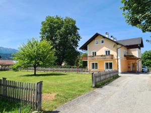 een huis met een hek voor een tuin bij Daffodil Modern Retreat in Bad Mitterndorf