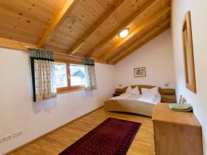 RussbachにあるSkiblickhaus Modern retreatの木製の天井が特徴のベッドルーム1室(ベッド1台付)