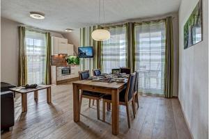 sala de estar con mesa de comedor con sillas en Apartment Adlerhorst - Schwalbenhof Farm, 