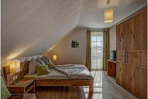 1 dormitorio con 1 cama grande en el ático en Apartment Adlerhorst - Schwalbenhof Farm, 