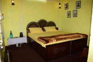 Postel nebo postele na pokoji v ubytování NotOnMap- Hidden Hamlet Gowari